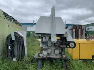 Вибропогружатель В402