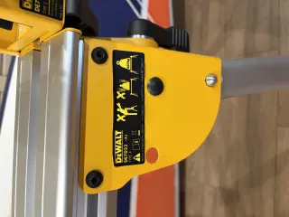 Универсальная подставка для торцовочных пил DeWALT DE7023