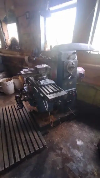Продаю универсально-фрезерный станок ME-1000