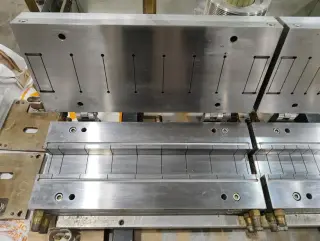 Экструзионная фильера для НПВХ профиля 49×29×6 мм с калибраторами