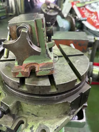 Широкоуниверсальный фрезерный станок TOS FN32