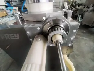 Шприц вакуумный с перекрутчиком Frey F50