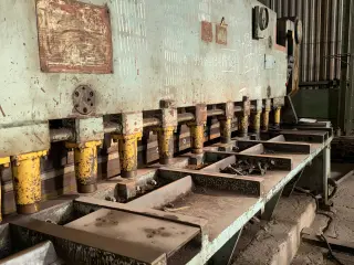 Гильотинные ножницы НБ3221