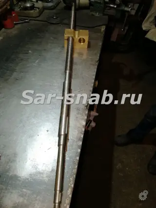 Винт поперечной подачи с гайками для станков