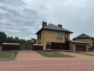 кирпичный дом 253 м² на участке 20 соток с газом и коммуникациями