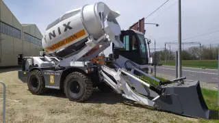 Самоходный бетоносмеситель с самозагрузкой Ynix QGMC5000 (20 м3/час)