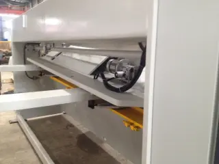 гильотинные ножницы HGH 6x3100