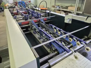 Станок для загибки клапанов переплетной крышки