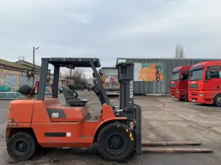 Вилочный погрузчик Nissan F04B40T-F29C. Номинальная грузоподъемность 4.5 тонны
