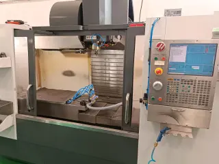 Вертикальный обрабатывающий центр с ЧПУ HAAS VF-4SS