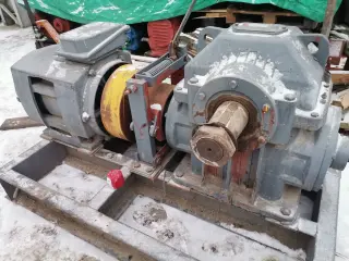 Лебедка лифтовая РГ 240-35/45Квт
