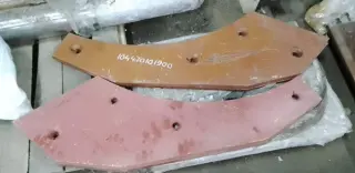 Футеровка левая СМД-75 1044701019