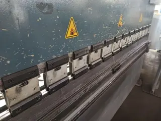 Листогибочный пресс с ЧПУ Durma AD-R 30135 (135 тонн)