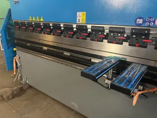 Пресс листогибочный LDMA 160/3200 c ЧПУ DELEM DA53T