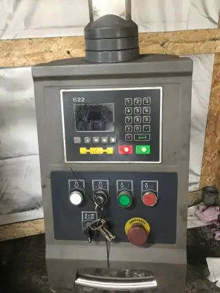Гидравлический листогибочный пресс НРВ-К 30 1600 с контроллером ESTUN E22