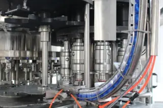 Автоматическое оборудование для линии розлива газированной, негазированной воды и напитков в ПЭТ тару объемом 0,25-2,0 л