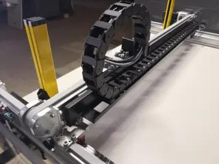 Клеевая координатная машина с программным управлением CN-GLUER 70100