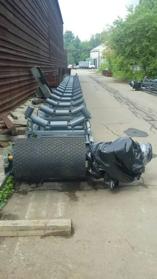 Ленточный конвейер с пылезащищенными роликами