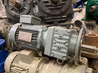 Мотор-редуктор SEW-EURODRIVE RF37 D180N4