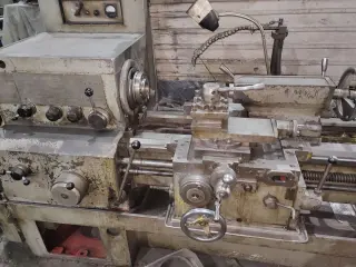 Токарный винторезный  1К62Д