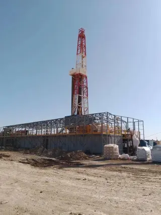 Буровая установка и система верхнего привода