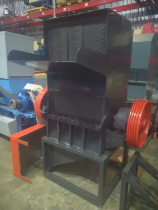 дробилку для ПЭТ-бутылки и твердых пластиков SWP-800