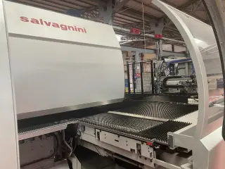 Центр автоматической пробивки и отрезки SALVAGNINI S4XE