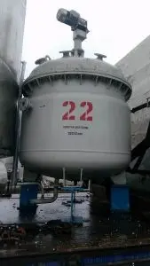 Реактор эмалированный,объем — 1,3 куб.м.,с рубашкой и мешалкой