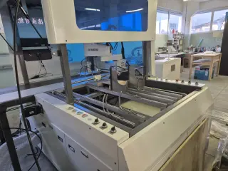 Крышкоделка-автомат DS650PK, 2024 г.в. - клеемазка с роботом Yamaha