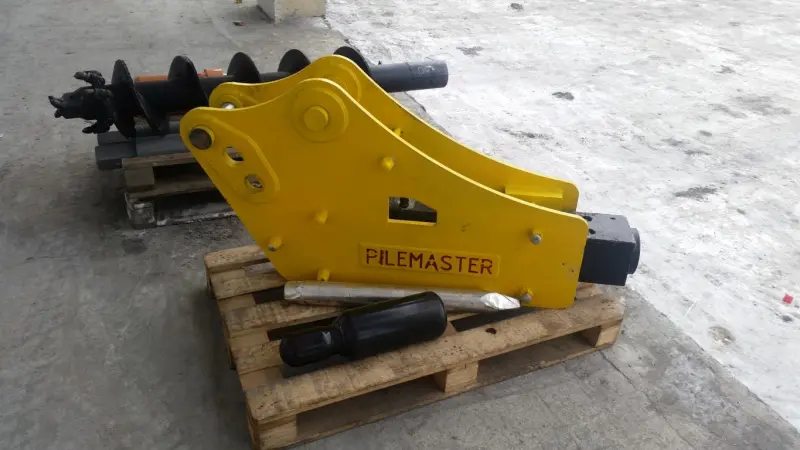 Гидромолот Pilemaster HB6 на экскаватор-погрузчик JCB