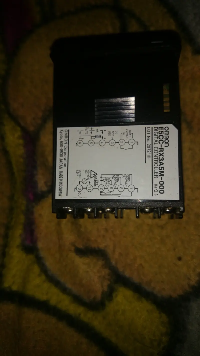 Omron E5CC-RX3A5M-000 цифровой термоконтроллер с релейным выходом
