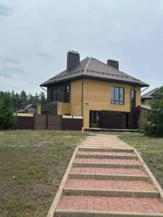 кирпичный дом 253 м² на участке 20 соток с газом и коммуникациями