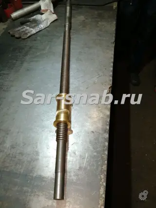 Винт поперечной подачи с гайками для станков