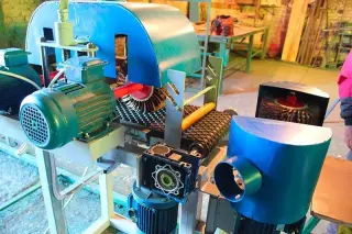Шлифовальный станок с лепестково-щёточными барабанами Сварог 3-300 трехсторонний с автоподачей