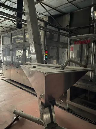 Линия розлива и этикетировки тихих вин: триблок AG ENGINEERING, укупорочный автомат KOHEM, этикетировочная машина МЕГАМАШ — всё в комплекте