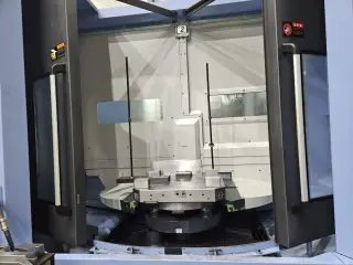Горизонтальный обрабатывающий центр с ЧПУ Doosan NHP-6300