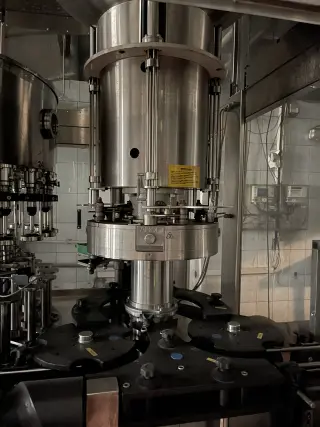 Линия розлива и этикетировки тихих вин: триблок AG ENGINEERING, укупорочный автомат KOHEM, этикетировочная машина МЕГАМАШ — всё в комплекте