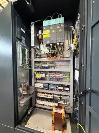 3-осевой вертикальный обрабатывающий центр HURON VX8 DNU