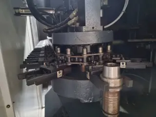 Вертикально-фрезерный обрабатывающий центр Doosan VC630/5AX