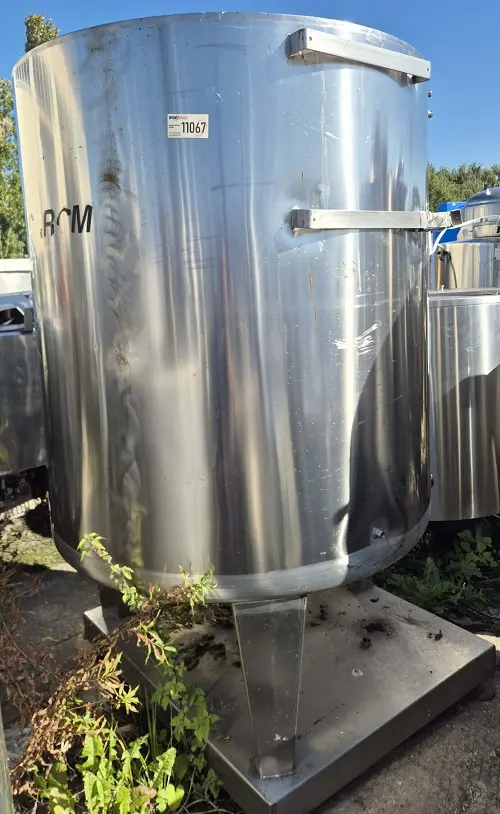 Емкость нержавеющая, объем — 1,7 куб.м., вертикальная, змеевик, инв 11067