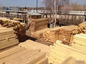 Производство распиленной древесины продолжает падать
