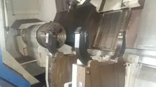 Токарный станок с ЧПУ для коленчатого вала судового двигателя