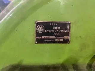 Вертикальный консольно-фрезерный станок 6М12П