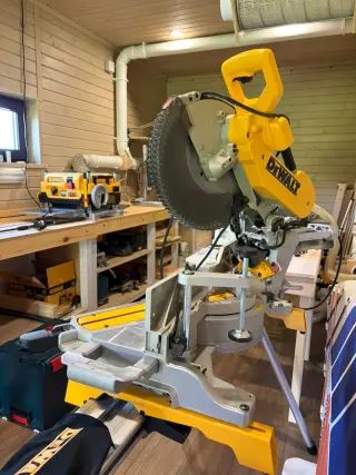 Торцовочная пила DEWALT DWS 780