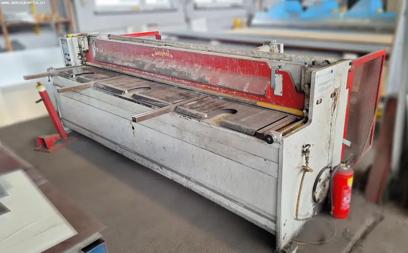 Электромеханические гильотинные ножницы BAYKAL RGS 3150x3