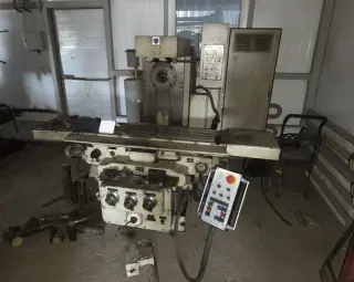 Вертикально-фрезерный станок, модель которого похожа на немецкий Heckert FSS 400