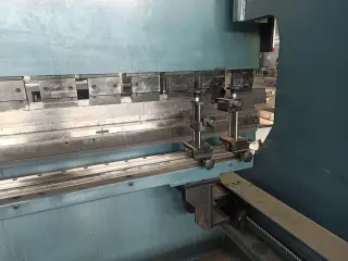 Листогибочный пресс с ЧПУ Durma AD-R 30135 (135 тонн)