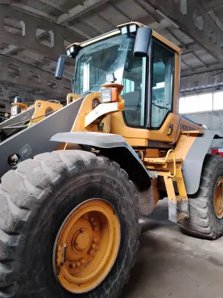 Фронтальный погрузчик Volvo L120F