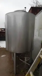 Ёмкость новая, нержавеющая,объём-1,3 куб.м.,вертикальная