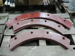Футеровка правая СМД-75 104470102100